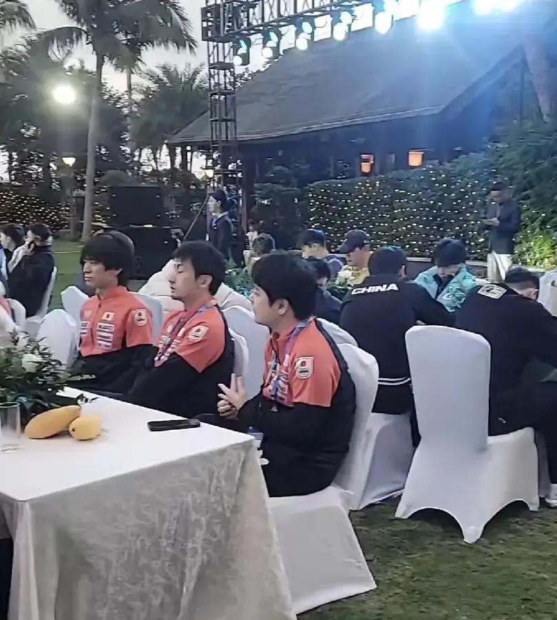 孙颖莎在海口晚宴只穿一件薄运动衫，旁边队友裹羽绒服像过冬。央视镜头扫过去，她