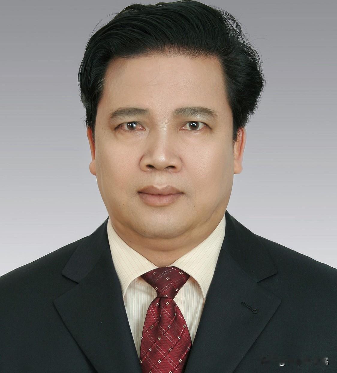 这个年，潘育伟是注定过不好了。周末突然曝出的消息，广西河池的一条大鱼，退休多