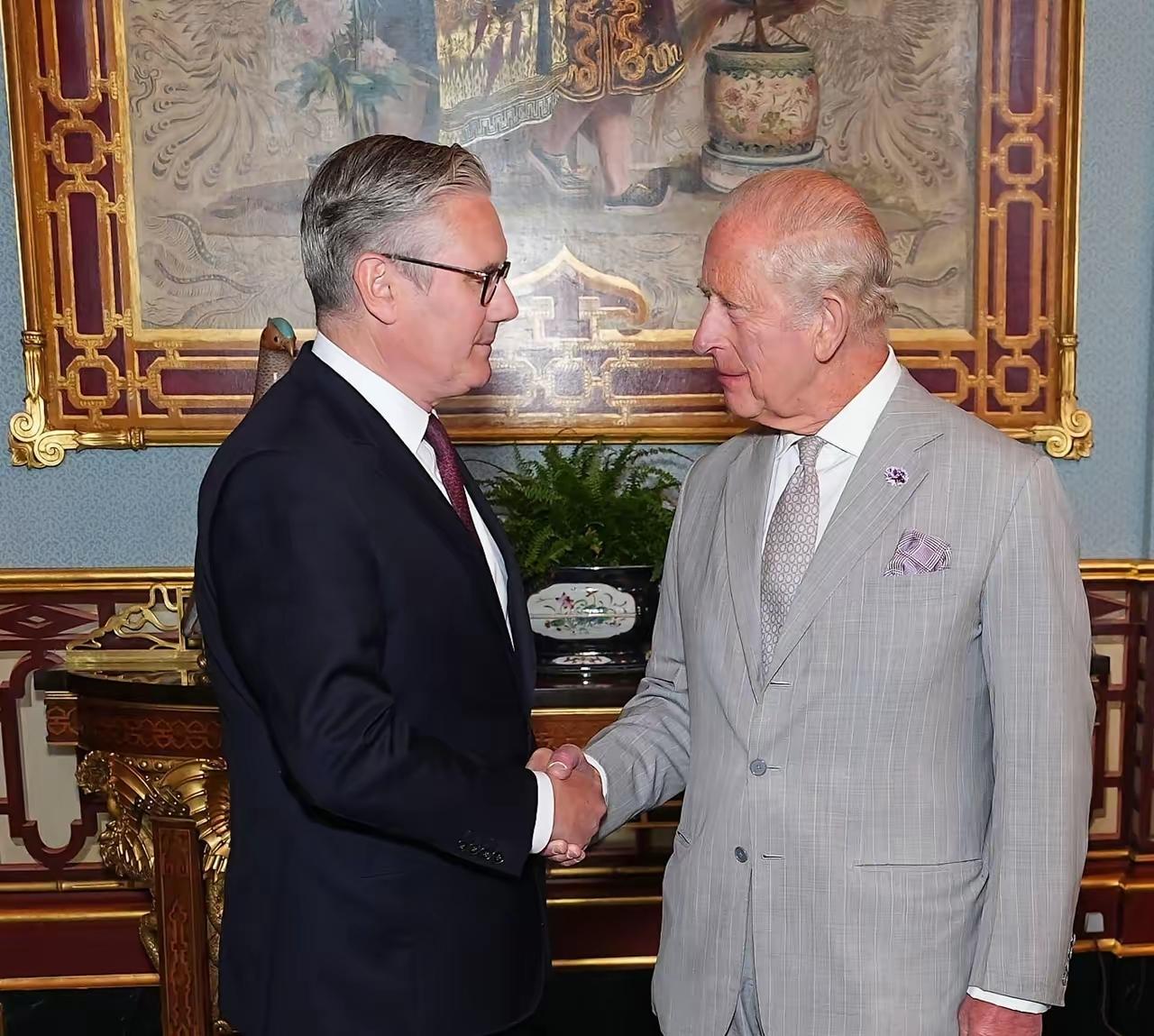 铁打的国王，流水的首相！说的就是英国王室了！英女王伊丽莎白二世是！而现在的