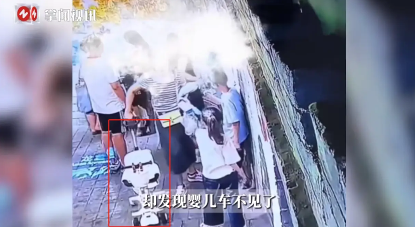 “防不胜防！”8月18日，上海，一女子带着1岁孩子到海洋馆里看演出，谁知放在门口