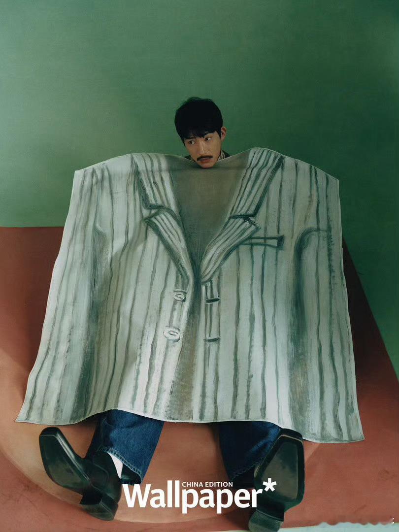 行走的画报井柏然！巨型衬衫设计感爆棚，都市场景里松弛感与精致感并存，时尚表现力一