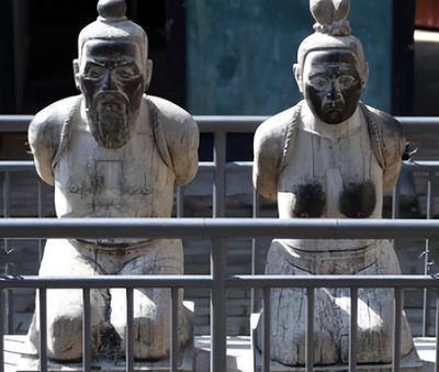岳飞被秦桧害死的第75年，金人再度入侵。宋宁宗紧急召见大臣商议对策，老将军赵放向