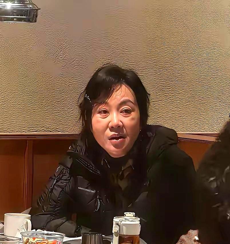 闫妮的生图，戳破了多少“冻龄女神”的滤镜？前脚刚在综艺里和魏大勋搭档，被夸状