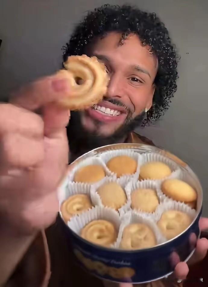 圣诞节前，有个美国哥们儿在超市采购节日美食，拿起丹麦蓝罐曲奇一看——标签上赫然写