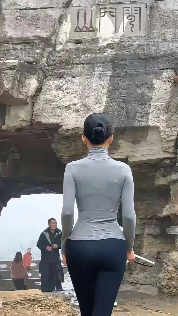 心似水，如金容万物，纳千岑能装山海，不染尘阴静时观自在，动处见深沉烦恼