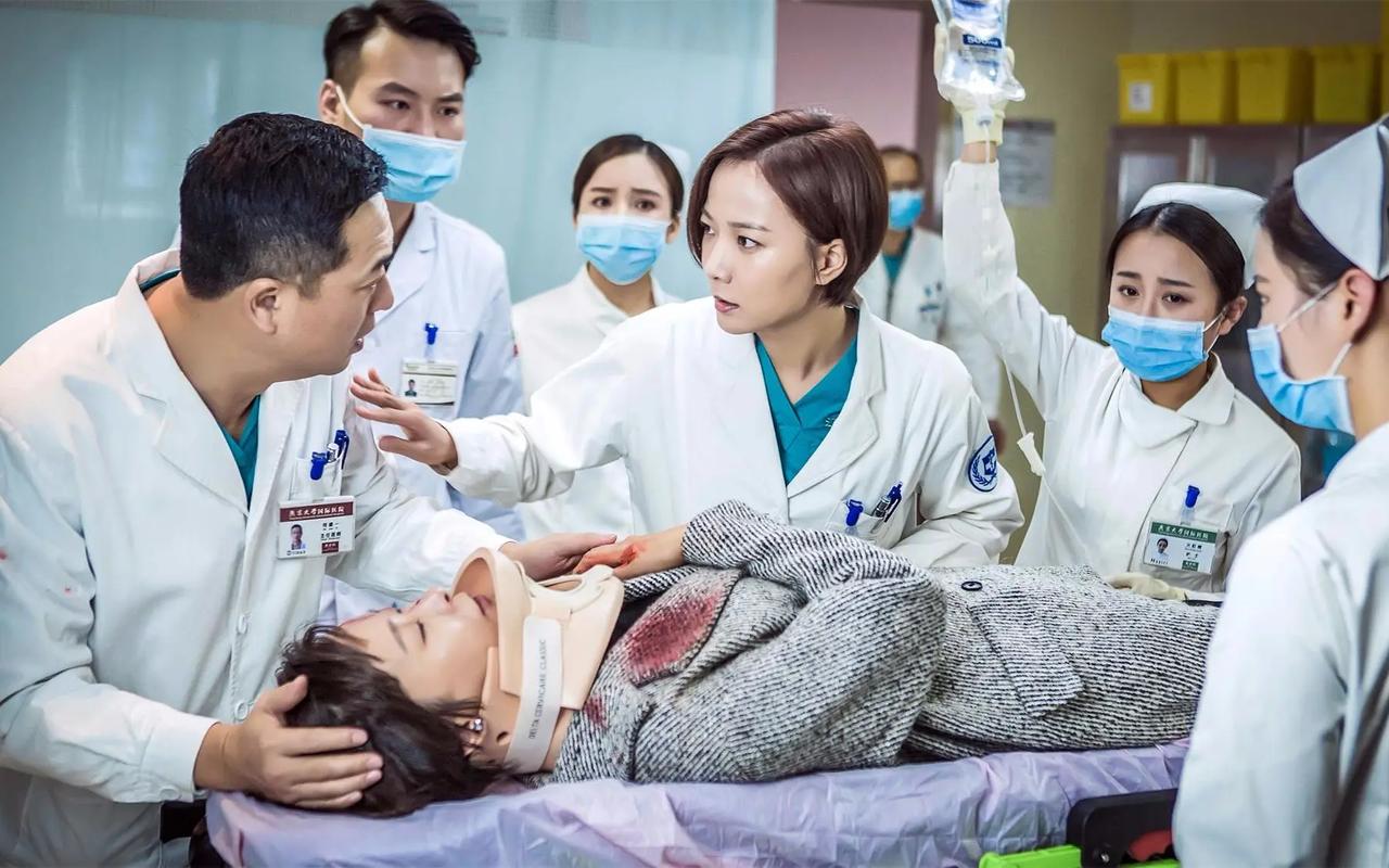 最快女护士被处分解开了医院的脓疮老百姓说看病贵，医院说没钱赚，国家说花了很多