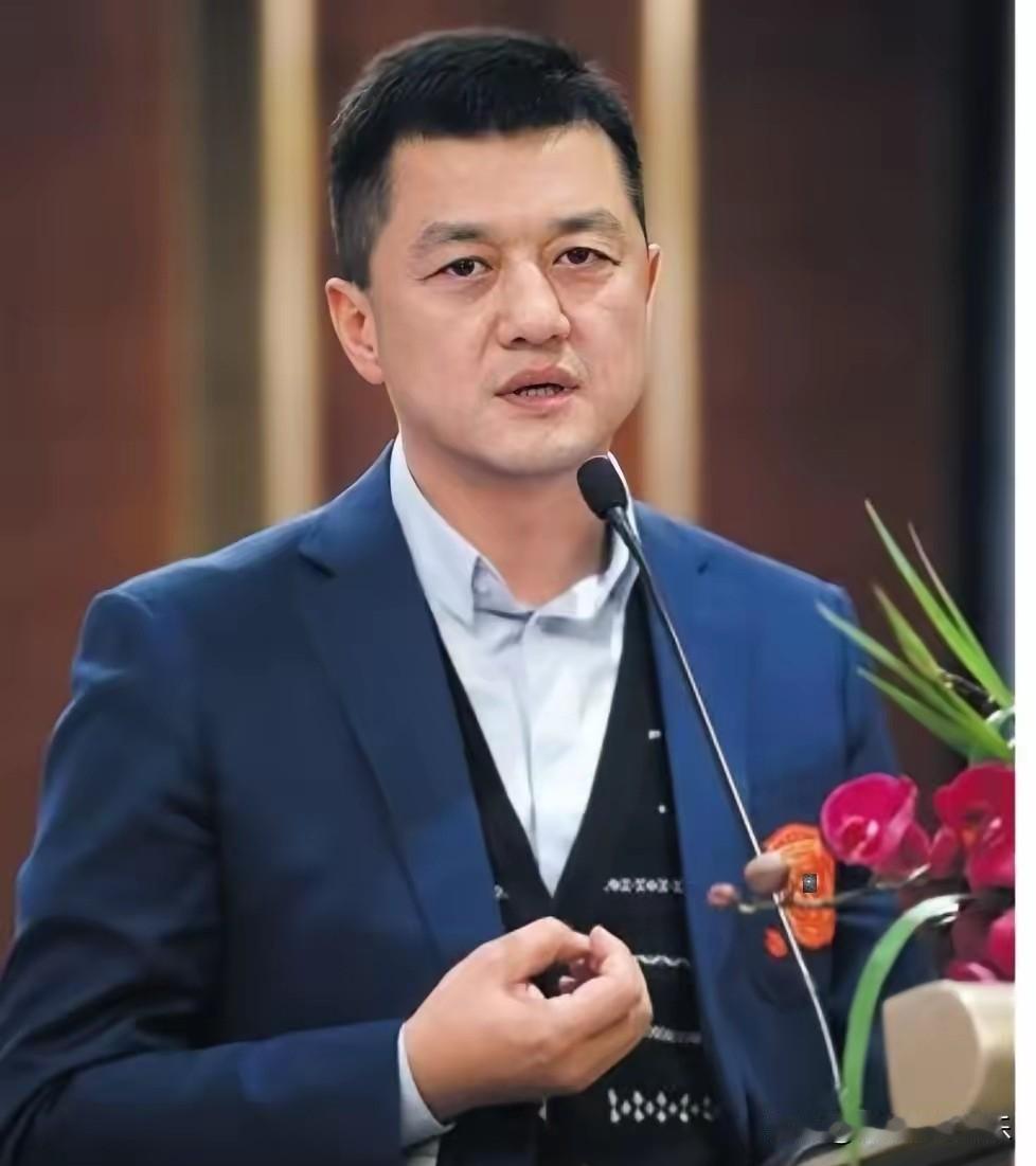 李亚鹏是典型的老好人面相，否则也不会在19年房东把租金涨一倍他也同意，让他个人签