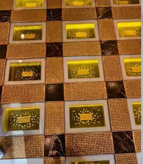 澳门英皇大酒店大堂地上镶嵌了78块金砖，每块金砖一公斤，总共78公斤，目前值87