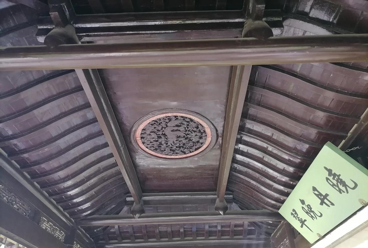 苏州拙政园今天得有好几万人。上午10点进来拙政园，每人80，门票价格不低，今天