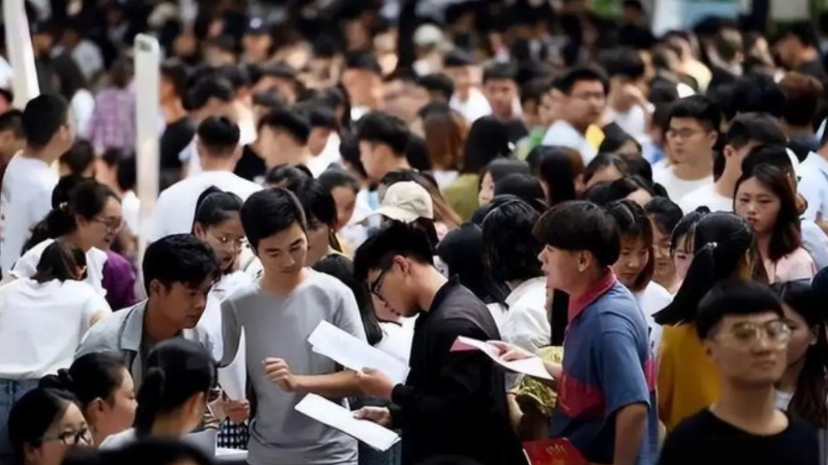 总有人说遍地都是大学生，我给大家科普下，现在的公办本科、公办大专、公办高职、民办