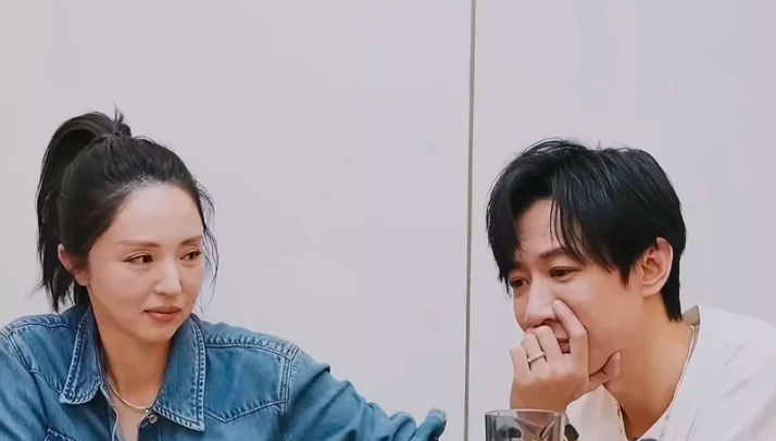 不光董璇懵了现在观众也懵了天天拿去世的爹妈说事就算了，这次又拿96岁的姥姥出