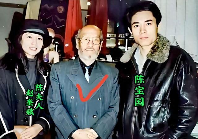 老戏骨偶遇西部歌王，这张旧照藏着两代艺术家的赤诚早年陈宝国、赵奎娥逛街偶遇