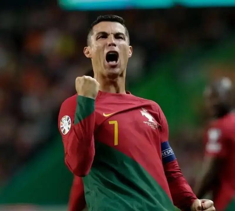 梅西把第八座金球塞进床底，C罗却把18次提名挂在客厅最显眼的位置，这是两种完全不