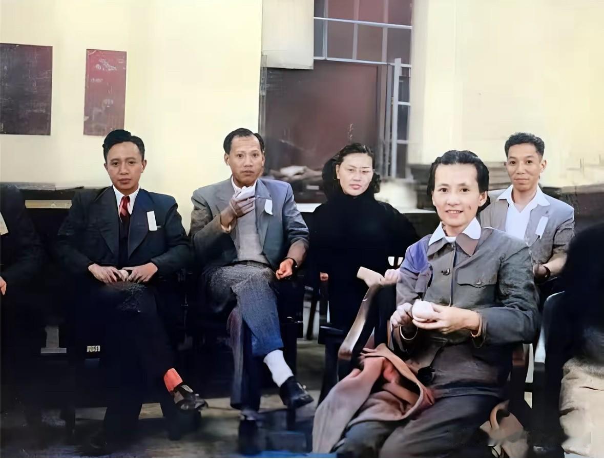 1950年，46岁的林徽因和丈夫与清华大学建筑系教师团队的室内合影。林徽因侧身
