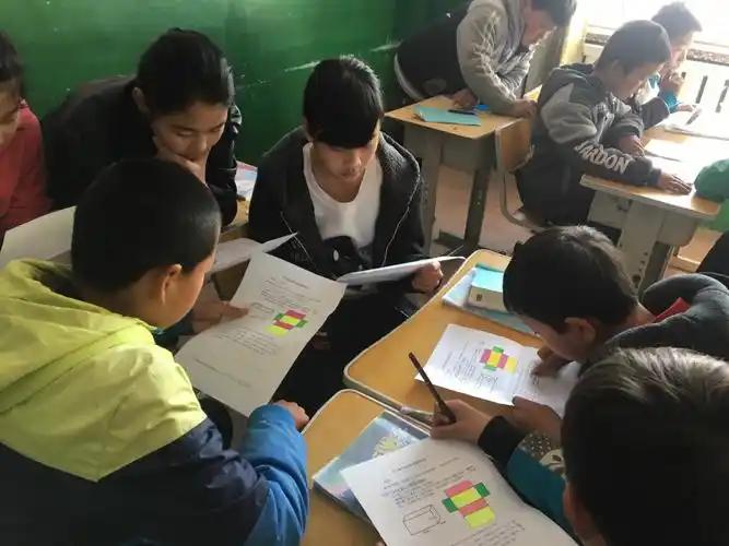 老师们，我们常遇到一个困惑：课讲得天花乱坠，学生听得津津有味，可一考试成绩却原地