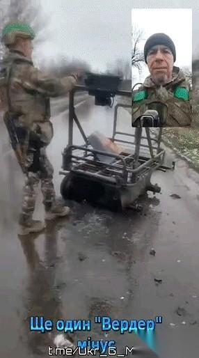 记者镜头怼着脸拍，一个乌军小哥正蹲那儿拆一堆废铁。上面还有个“星链”的小锅盖，