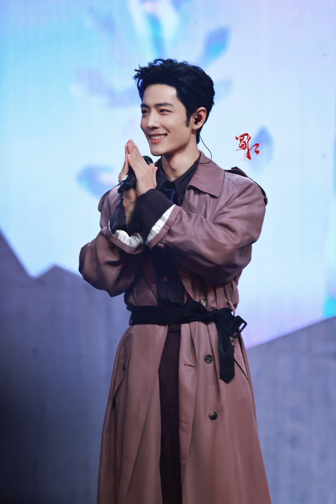 紫色风衣穿在肖战身上，有了别样的叙事感。长款设计延伸出利落的线条，紫色在他身上不