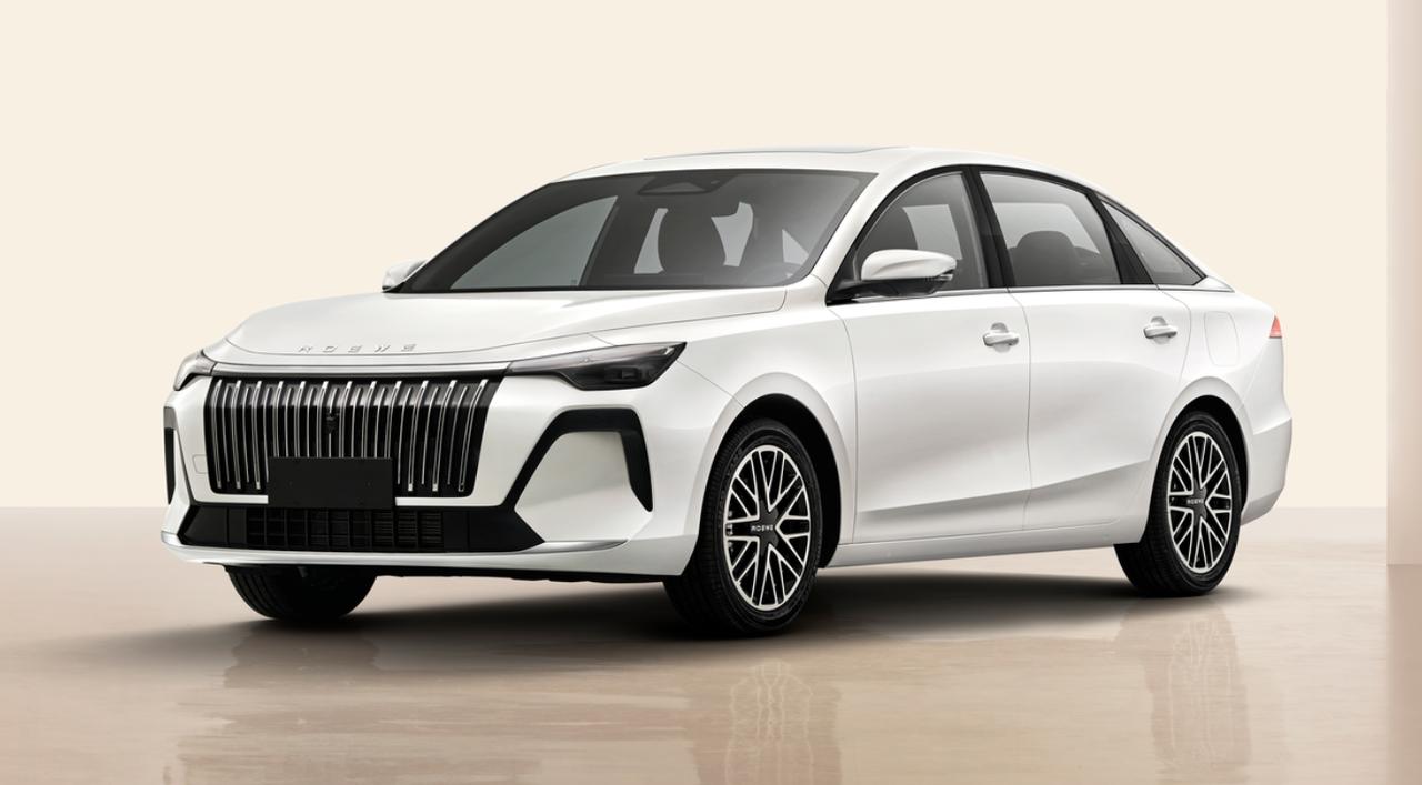 对战帝豪/逸动，6.59万起的全新荣威i6开卷新能源大势下，部分车企却反向加码燃