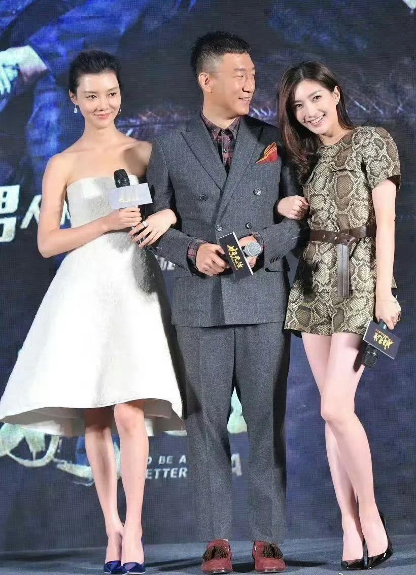 孙红雷这身高真是一绝，站在两位美女中间气场十足。车晓一袭白裙优雅大方，江疏影蛇纹