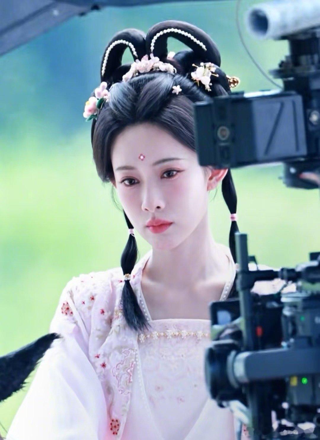 这女二造型好像更胜一筹[笑着哭]​​​