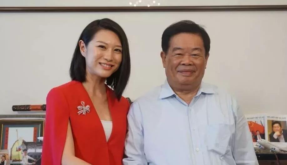 1990年，曹德旺给妻子陈凤英写信：“我爱上了别人，我要和你离婚，不过我会补偿你