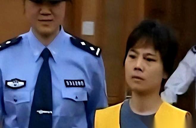 2006年，浙江一个退休女校长，打扫自家阁楼时，竟翻出了一具白骨。她大惊失色，连
