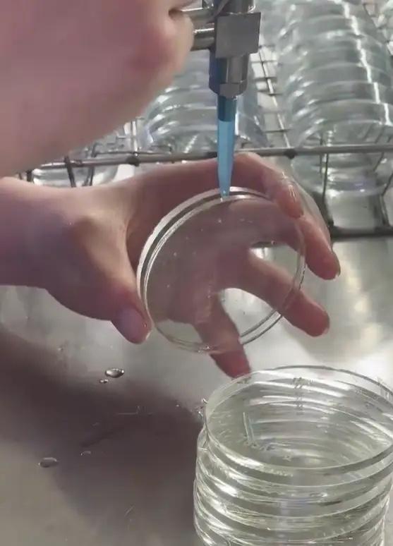 315晚会终于把眼镜暴利讲出来了。其实大家都知道眼镜是暴利。不过眼镜复购率低