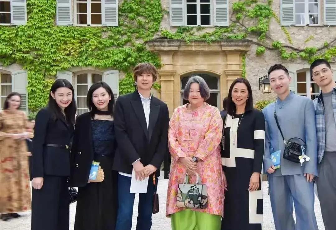 洪晃理所当然应该站c位，一是因为她是老者，学识渊博，大家都非常尊敬她。二是她的穿