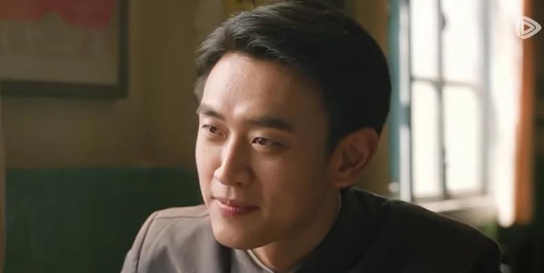 央视八套黄金档，你换台时有没有撞见同一张脸在两部剧里蹦跶？王天辰左边演夏雷摔门