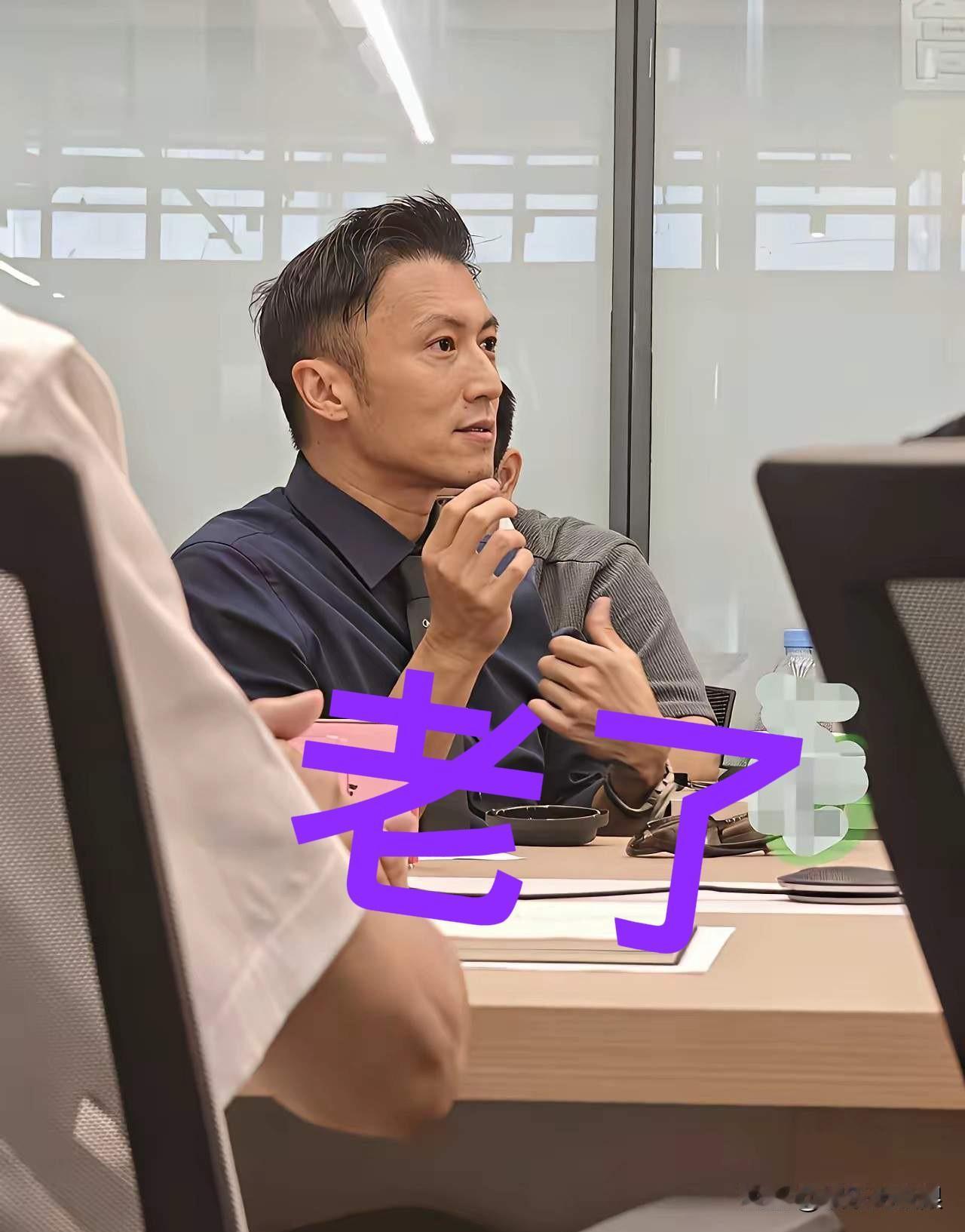 谢霆锋，想不到啊，才46岁发际线就这么明显，前面的头发感觉就像是植了的，本人真的