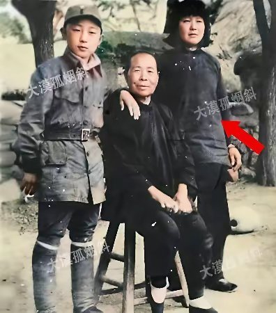 抗战中最燃爆的少女，把日军按进开水锅煮死。姑娘把鬼子头朝下丢进开水锅里，双手死死