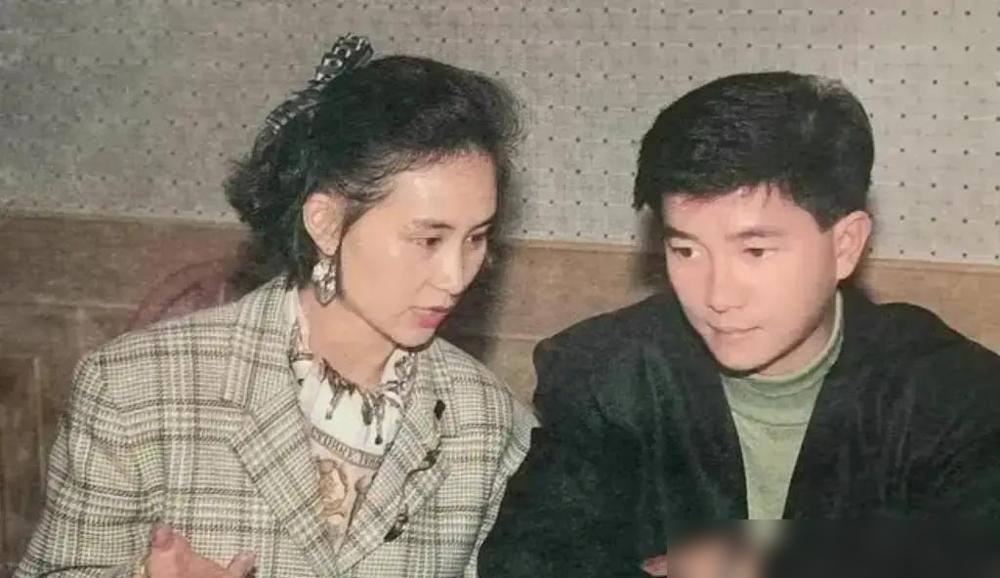 何超琼去年九月发长文怀念陈百强，说他是生命里不可替代的光。最近在何超仪的演唱