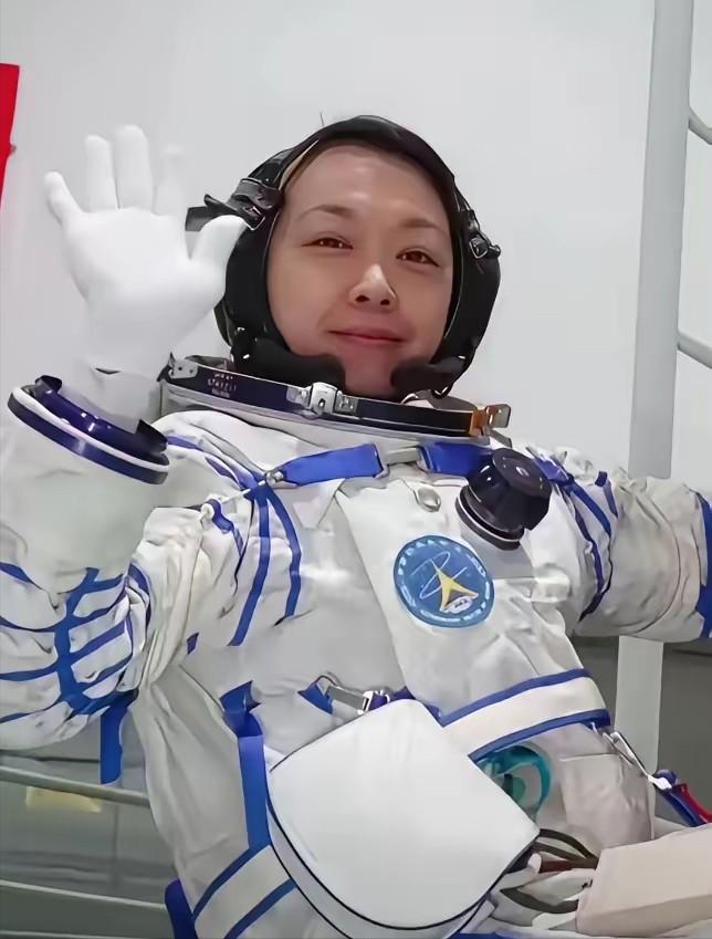 入驻天宫才8天，黎家盈就接到了一个比做100个科学实验还重要的任务。 202
