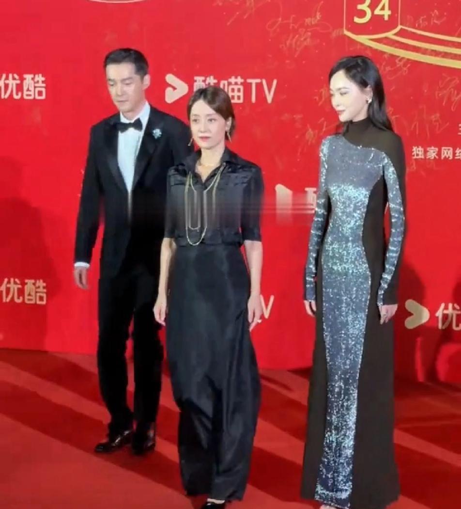 被称：马司令的底气，是熬出来的！娱乐圈就像个江湖，站位见地位。帅哥快步陪她，美