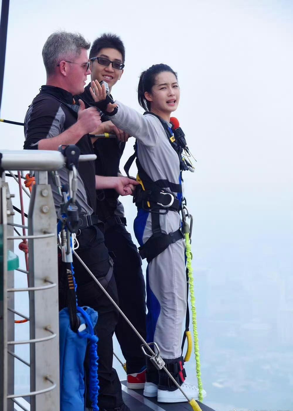 九年蜕变全记录！李沁蹦极从泪洒澳门塔到笑傲挪威崖。还记得那个在澳门塔上哭