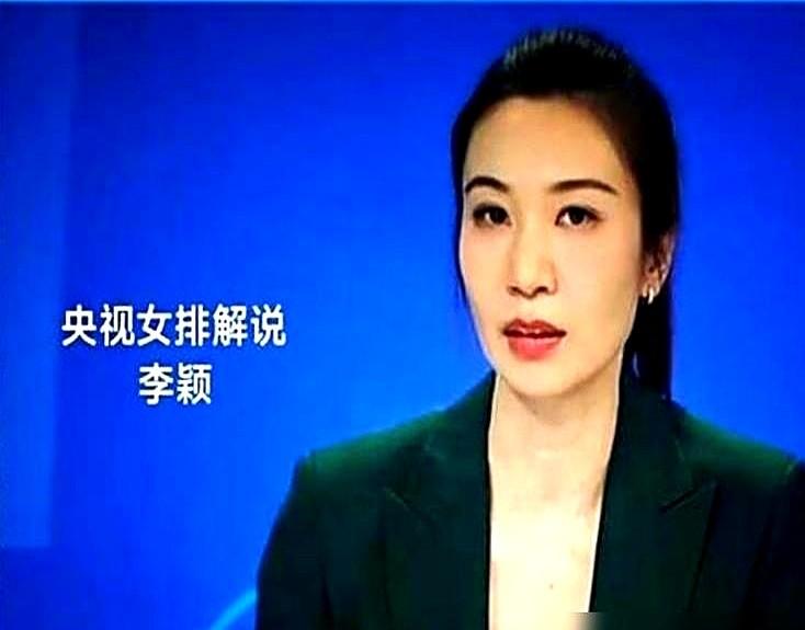 圈内一片死寂，没人敢出声。女排前国手在解说席上，话筒没关，直接点名现役队员。
