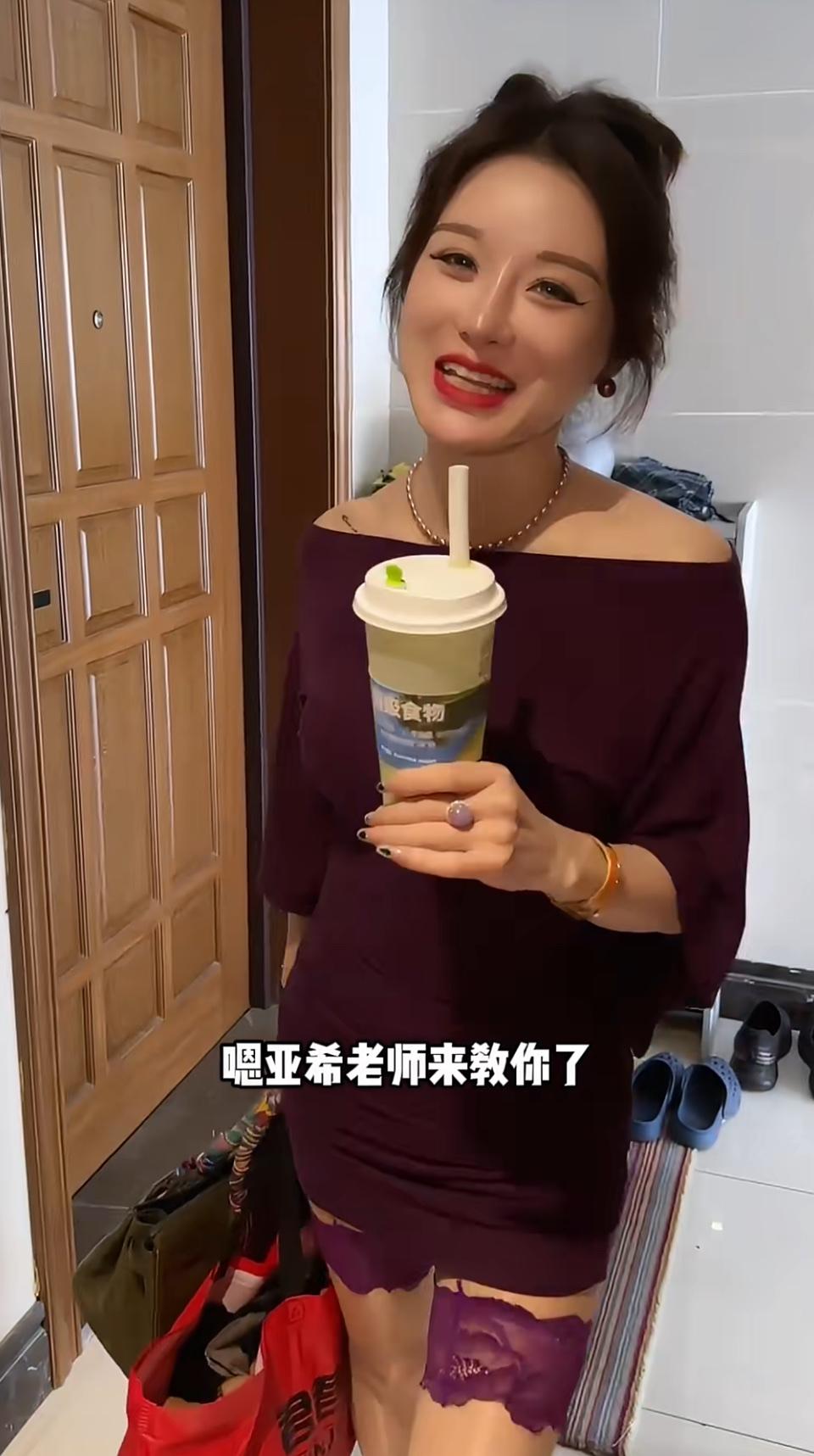 夏日穿搭指南，紫色连衣裙搭配紫色丝袜，甜美又时尚！