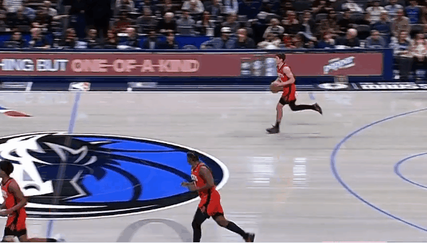 太帅了！库里式三分球张手就来了！谢泼德这个球后场慢悠悠带球推进，三分线前一步来