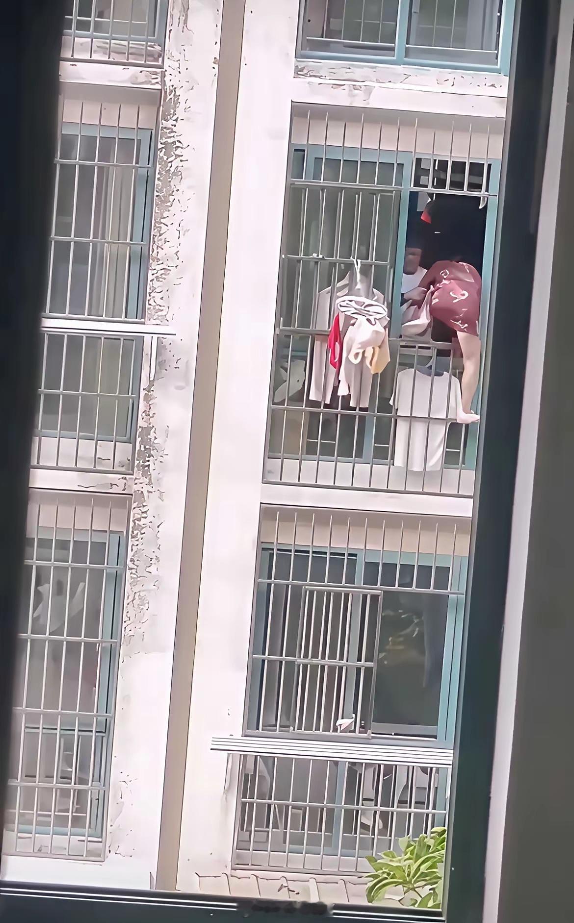 小区对面楼惊魂一幕，是因为情感问题吗？真把生命当儿戏了！