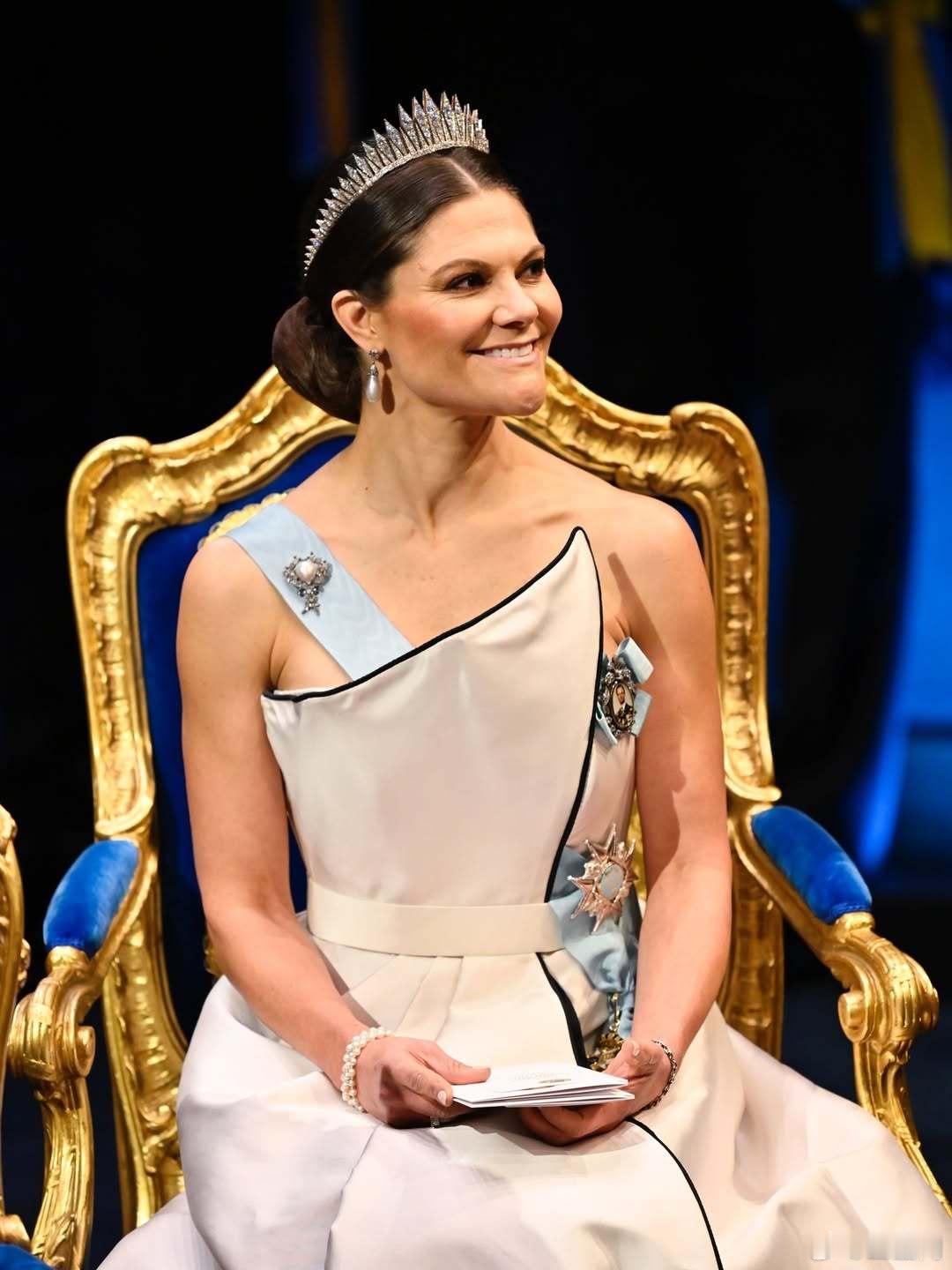 瑞典王室🇸🇪12月10日，维多利亚女王储出席2025年度诺贝尔颁奖典礼，王