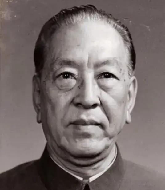 1969年，耿飚意外发现中国援阿尔巴尼亚的大量化肥被随意堆放在田间地头，任凭日晒