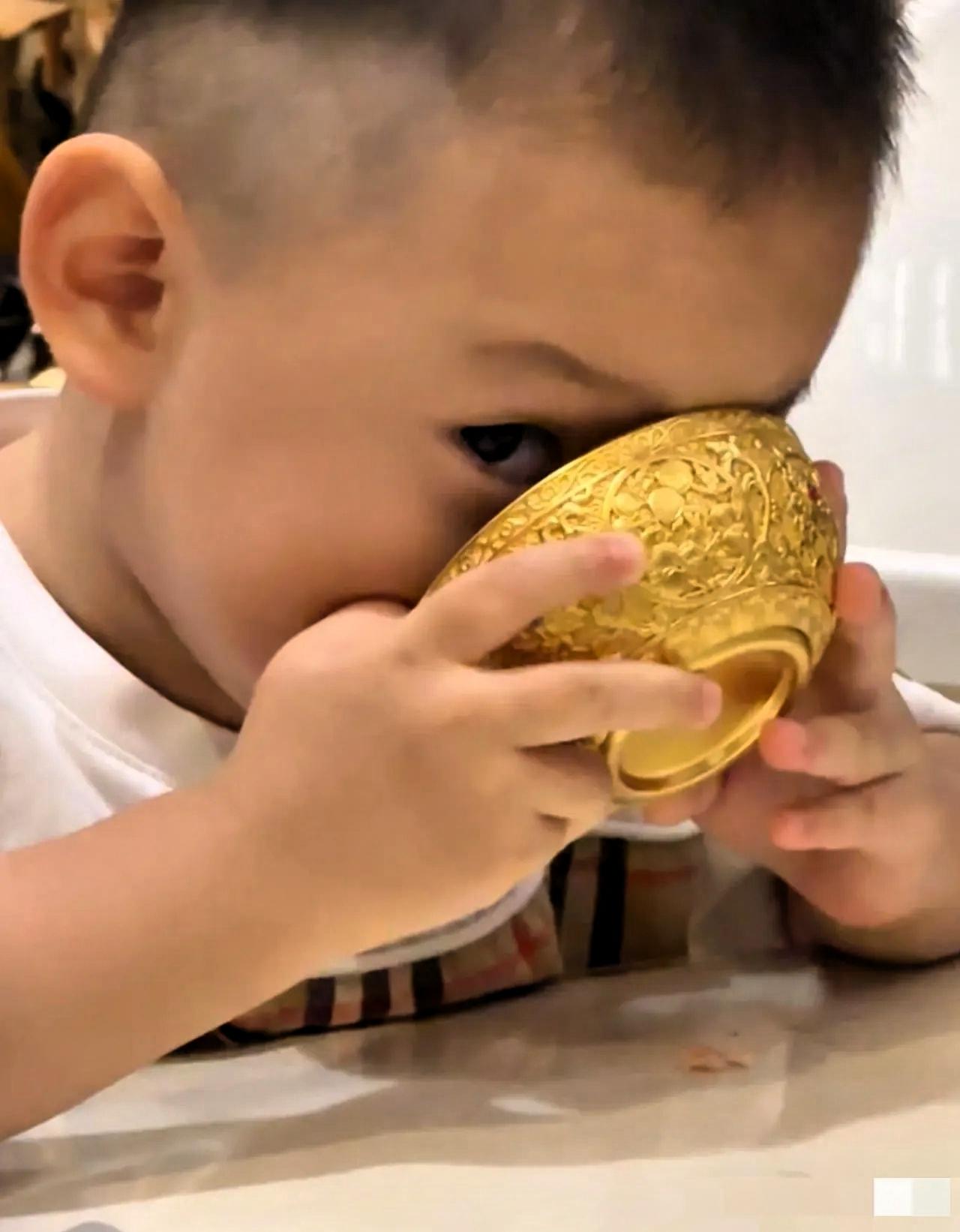 大量持金的人要哭了！2月17日，大年初一。金价开始大幅下跌，一直跌到了10