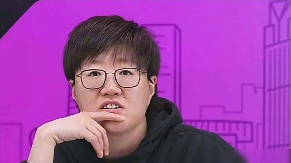 孙颖莎真的被打懵了。赛后她低着头，口罩拉到下巴，死死盯着手机屏幕，谁也不看。