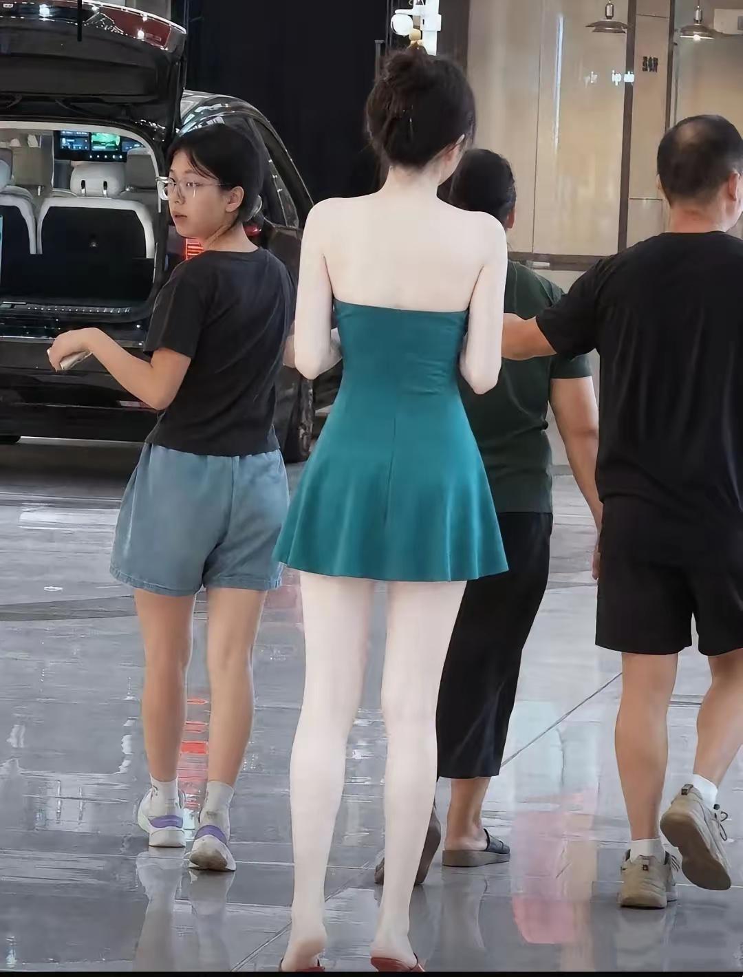 这两位美女各有各的美，一位是过日子的普通人，一位是上层生活的美。
