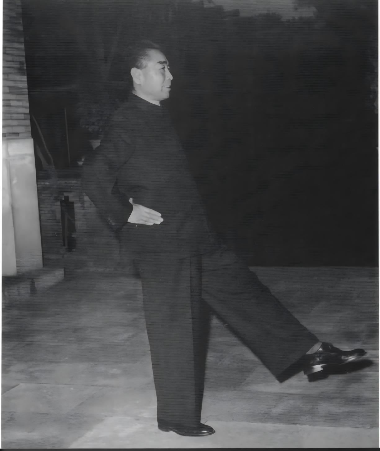 周恩来总理健身炼体的照片，十分经典！这是1956年时，一个清晨，天蒙蒙亮，太阳刚