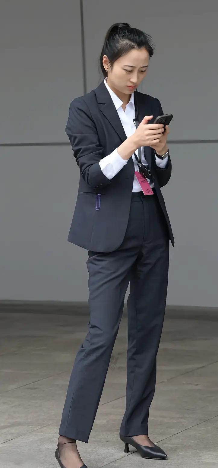 上班族小姐姐穿搭，职场御姐。职场女人味穿搭美女干练职场风穿搭