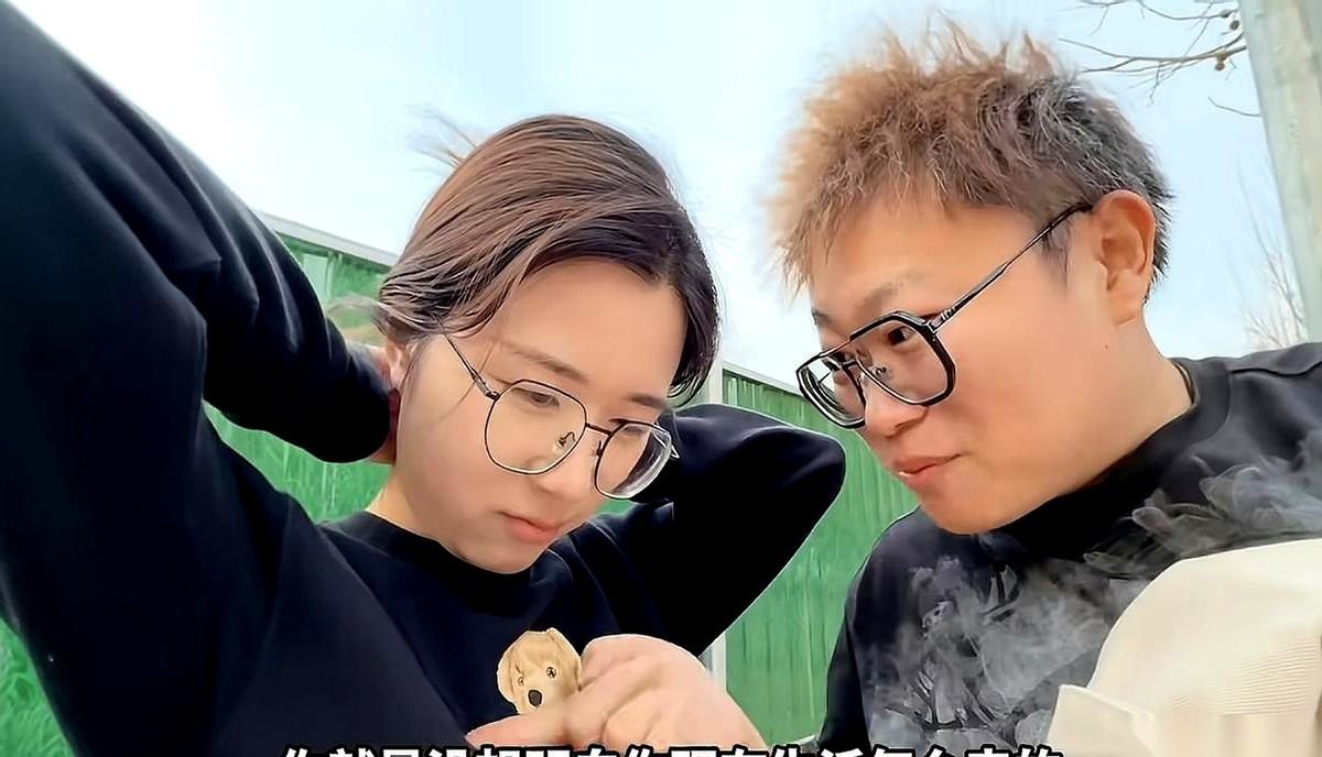 “把外套脱了，鞋也脱了，项链手镯全部摘下来，手机没收！”洞洞指着坑坑，嗓门大得