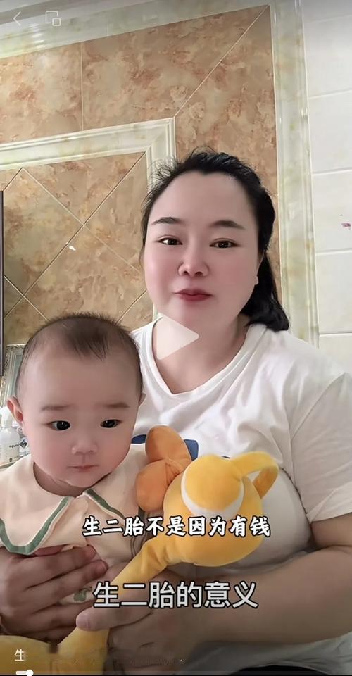 自己生了二胎然后就在网上说说生二胎的好处，结果评论区一堆人唱反调，她给的理由就是