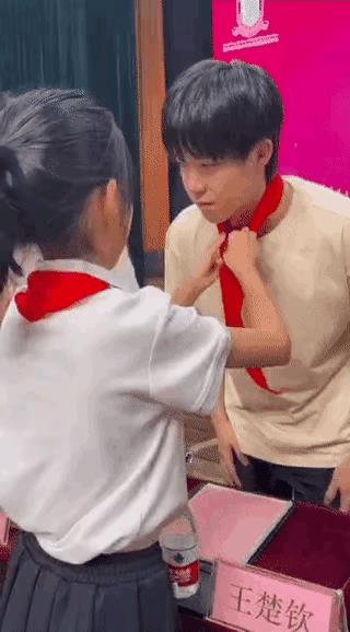 一个细节暴露了王楚钦的人品，当天大头出席魏桥内部活动，有个环节是小姑娘为大头