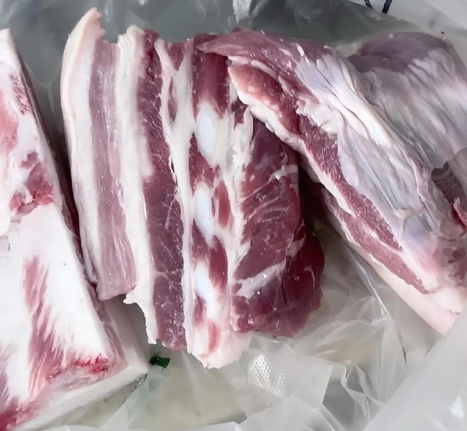 超市里的猪肉为什么比菜还便宜？昨天，一位在县城帮女儿带娃的邻居，说她去连锁超市